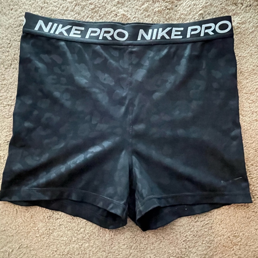 Nike women’s pro shorts size large back cheetah print pattern